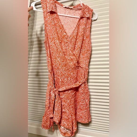 Women’s LUSH collar detail rust red colored sleeveless romper size Medium NWOT - Picture 2 of 8